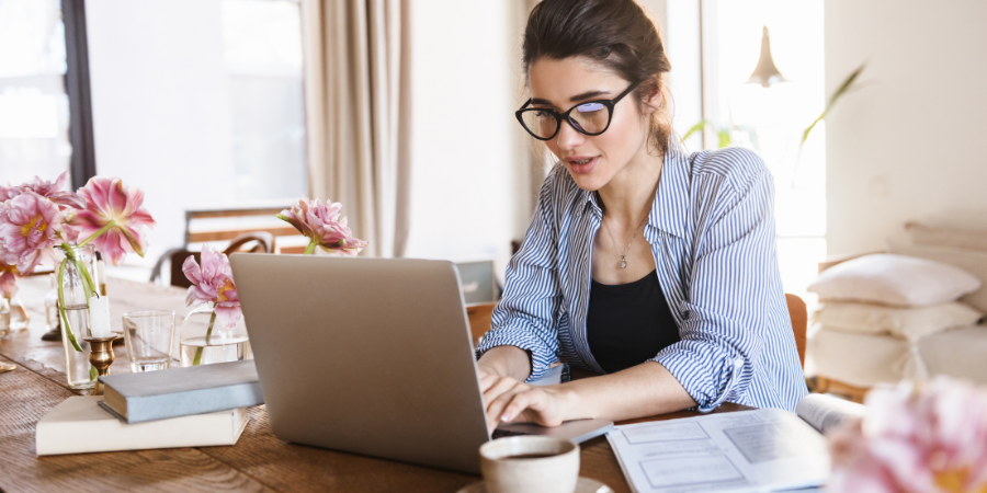 PCを操作する女性