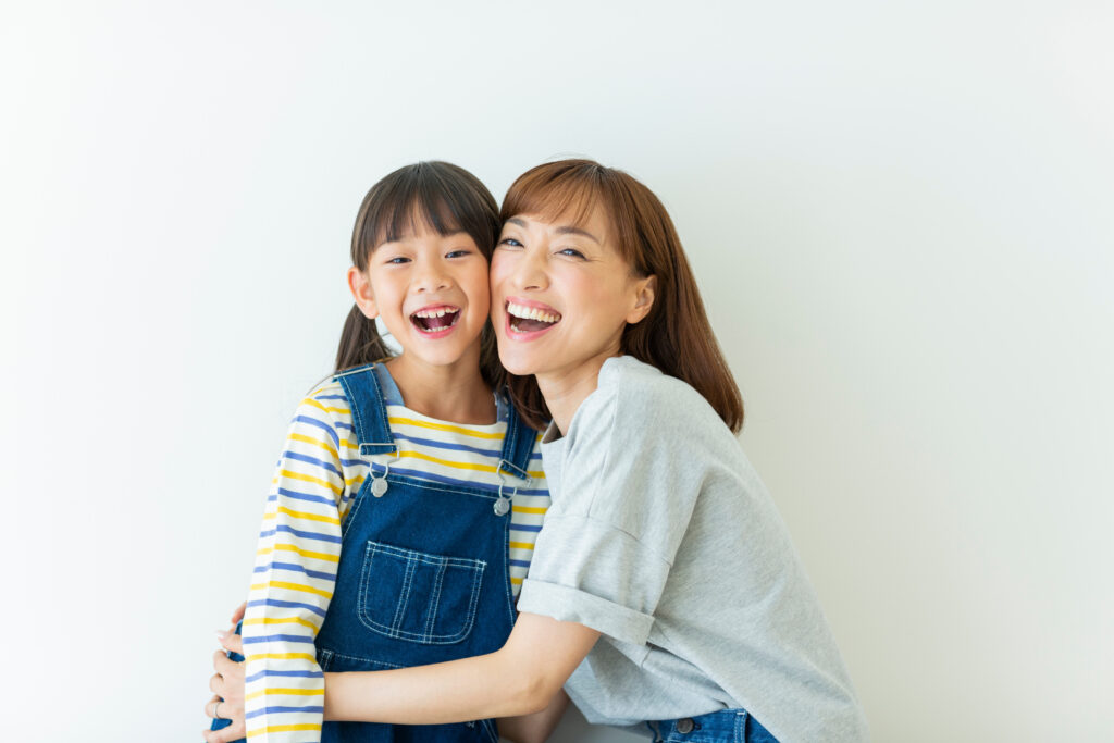 ハッピーな親子の笑顔