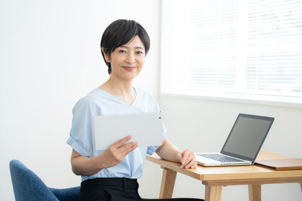 内部監査室の一員として働くあつこさんのイメージ