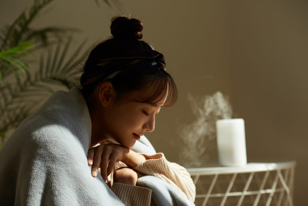 アロマを焚いてリラックスする女性